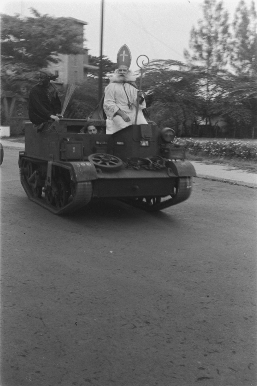 853x1280, 133 Kb / танк, священнослужитель