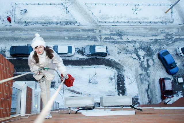 640x427, 84 Kb / снегурочка, альпинист, верёвка, дом