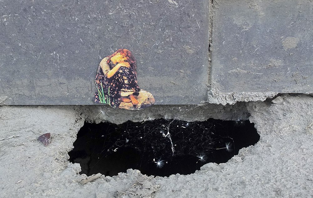 1000x633, 212 Kb / аленушка, граффити, дыра