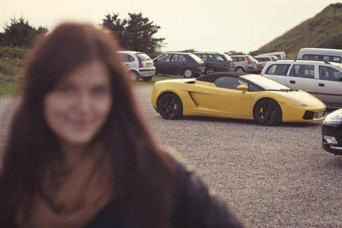 700x467, 53 Kb / девушка, фото, тачка, феррари, фокус