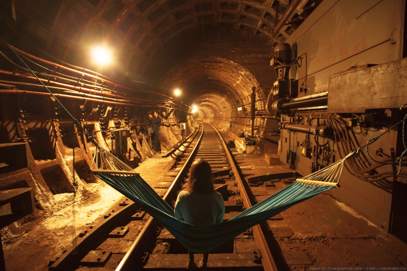 839x559, 415 Kb / гамак, подземка, пути, метро