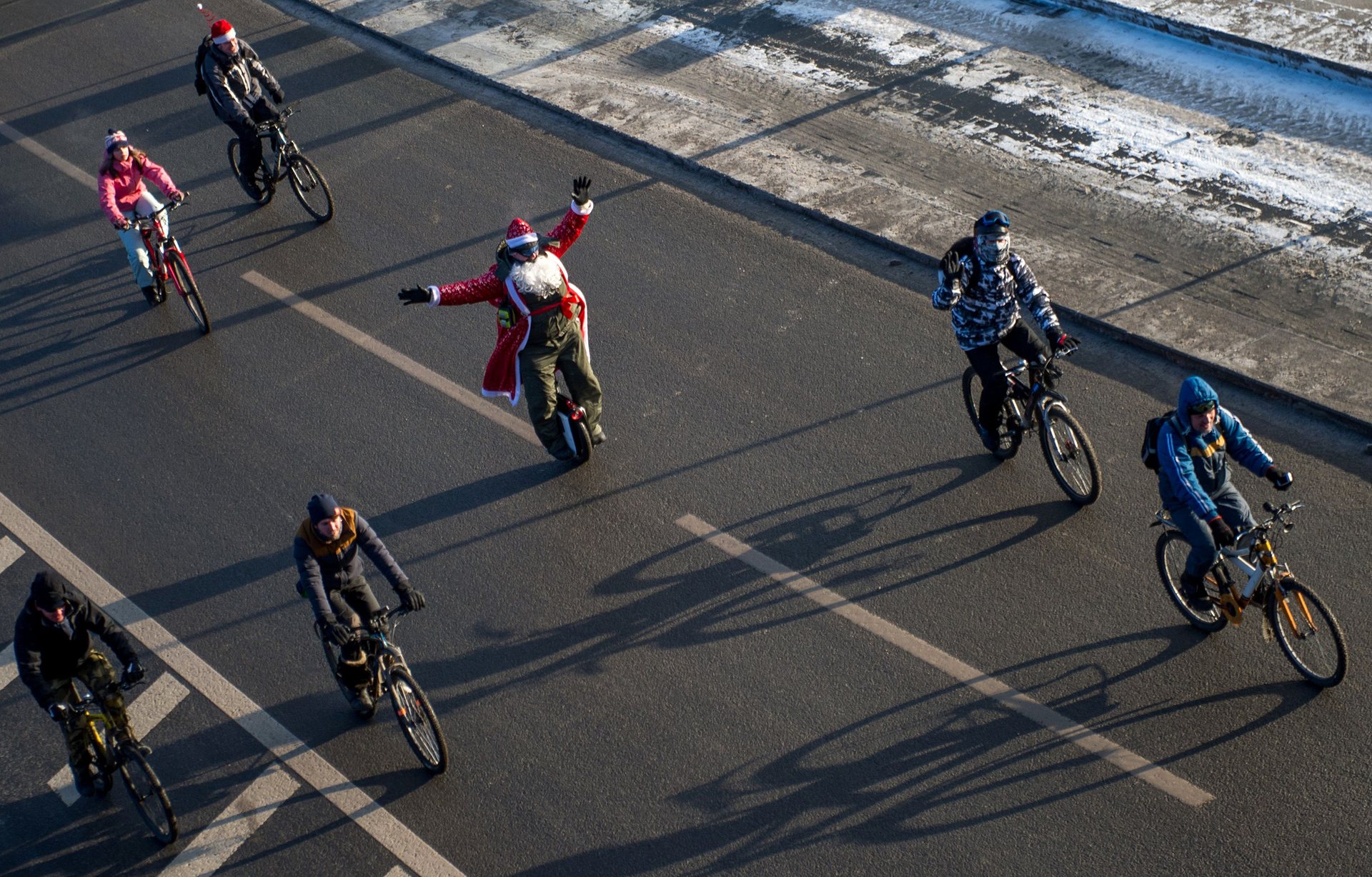 1920x1228, 567 Kb / Новый год, дед мороз, парад, дорога, велосипедисты
