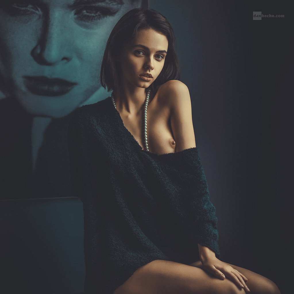 1024x1024, 91 Kb / брюнетка, джемпер, свитер, взгляд, жемчуг, бусы, danhecho