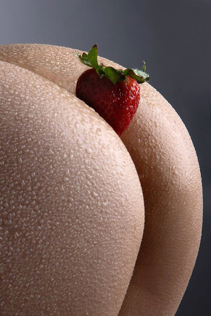 683x1023, 152 Kb / попка, клубника, брызги