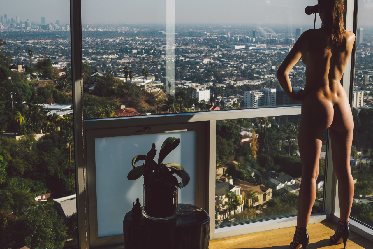 1280x854, 360 Kb / попа, каблуки, бинокль, окно, город