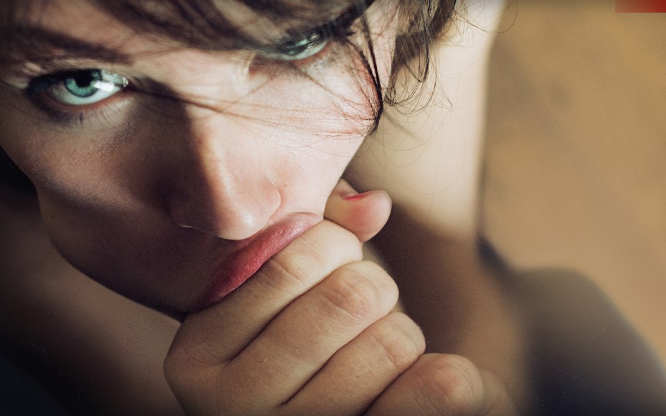 960x600, 80 Kb / взгляд, кулак, губы