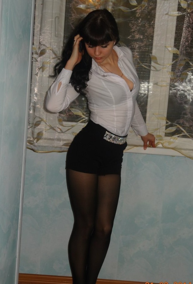 635x933, 135 Kb / малолетка, кости, юбка, окно