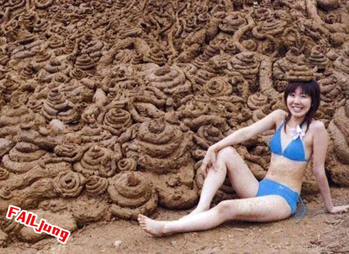 700x510, 85 Kb / женщина, сидит, купальник, кучи