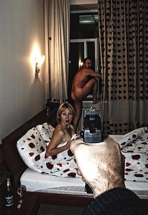 470x684, 98 Kb / рука, пистолет, голый, мужик, удивление