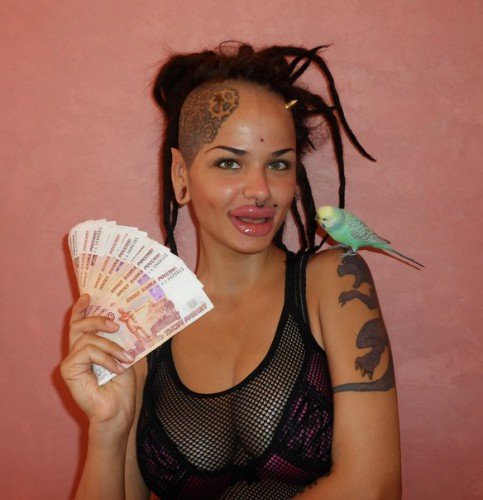 483x500, 44 Kb / женщина, силиконовые губы, попугай, тату