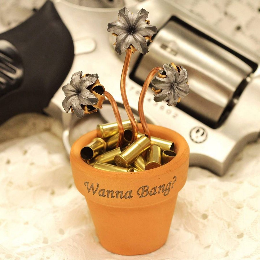 900x900, 151 Kb / пули, гильзы, цветок, горшочек, пистолет, инсталляция