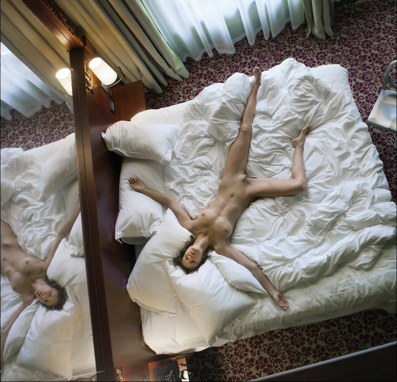 1280x1230, 454 Kb / сиськи, голая, лежит, лобок, брюнетка, постель, лампа, шторы, спальня, зеркало, стул, телефон