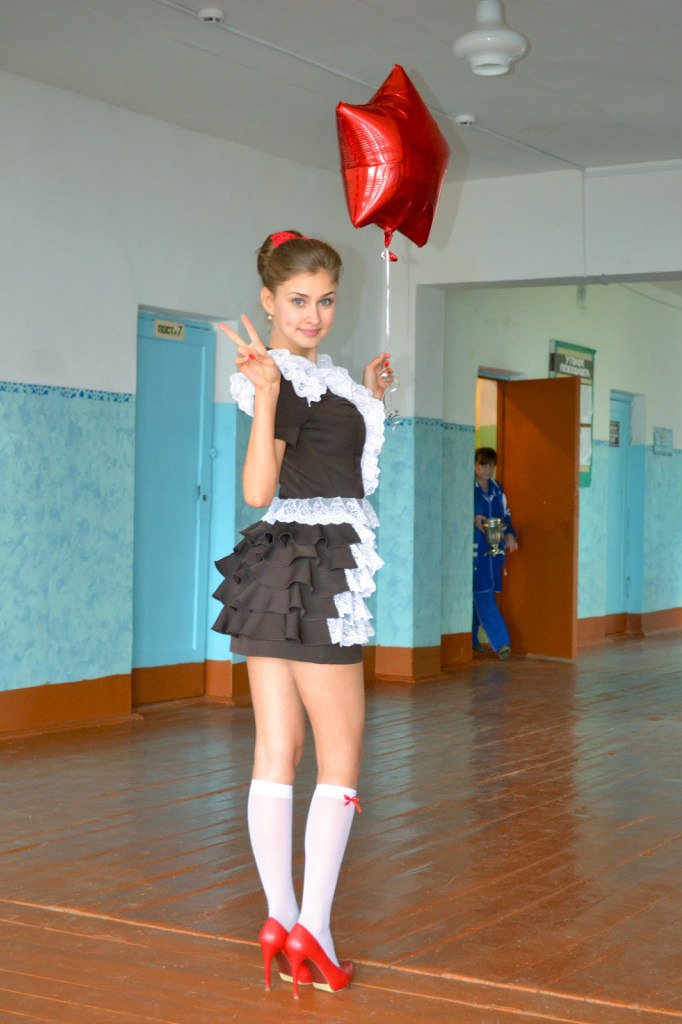 682x1024, 92 Kb / школьница, зал, шарик