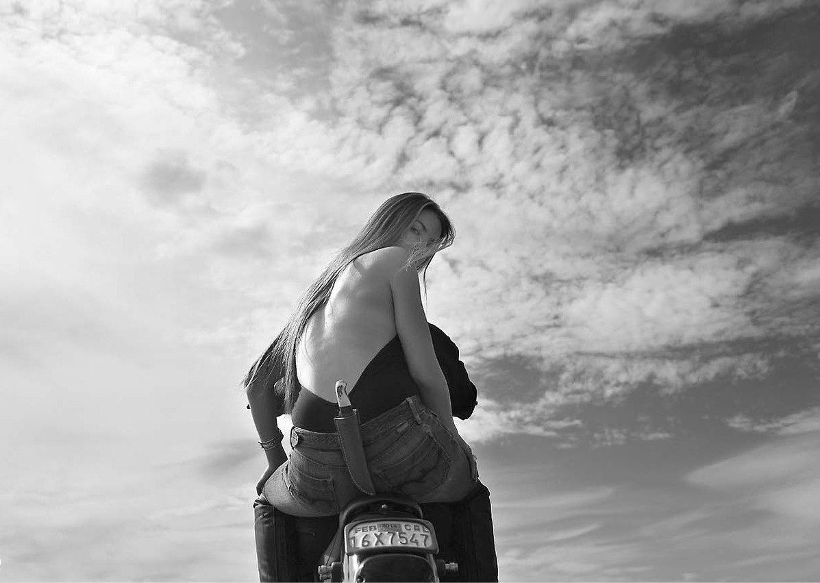 1197x851, 113 Kb / джинса, ножны, волосы, браслет, небо, ч/б