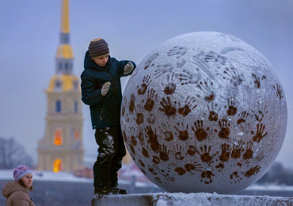 948x667, 129 Kb / гранитный шар, санкт-петербург, набережная, петропавловка, зима, ребенок, снег, ладошки
