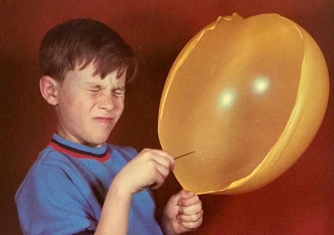 1080x761, 74 Kb / момент, шарик, иголка, мальчик