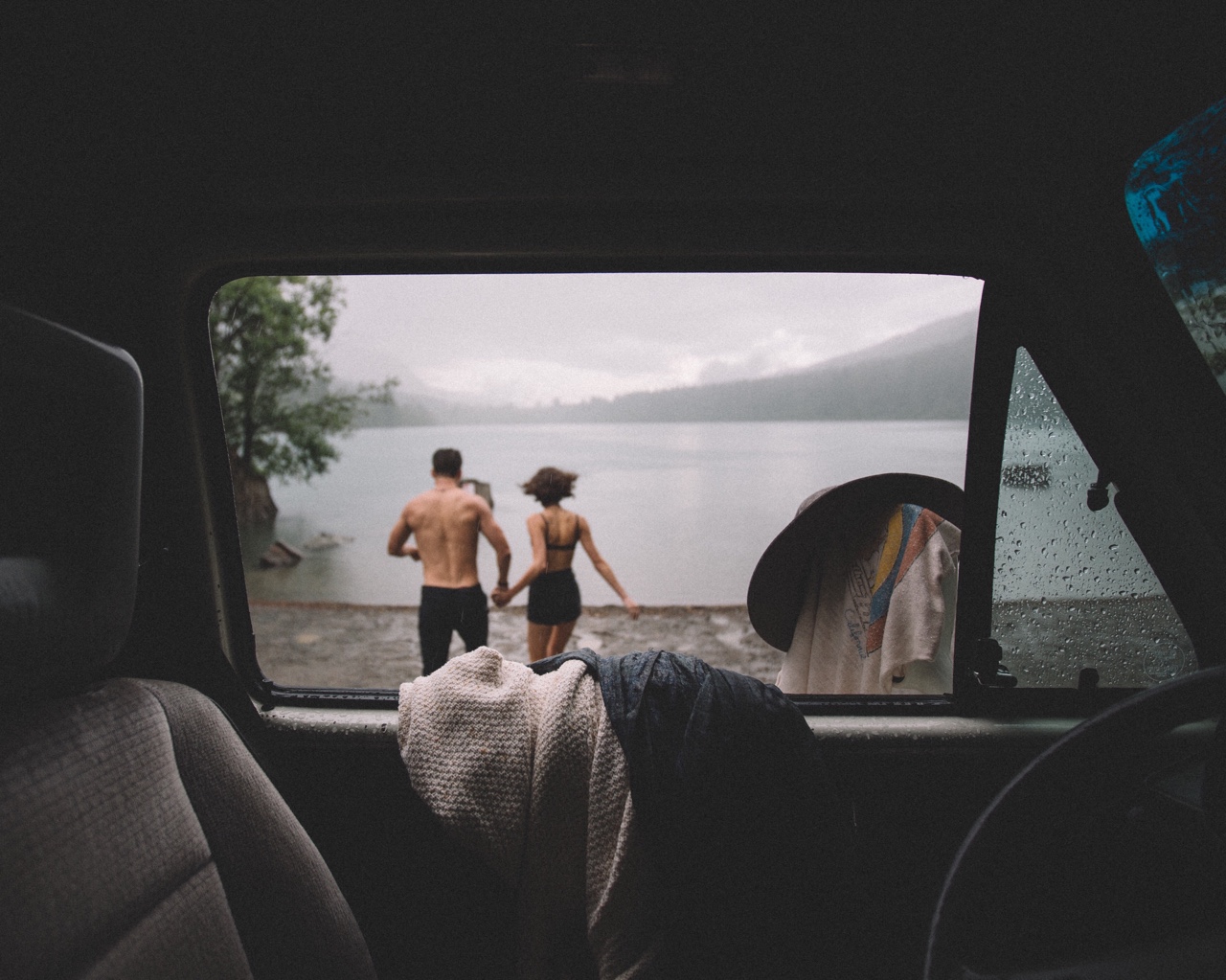 1280x1023, 379 Kb / авто, одежда, шляпа, пара, вода, горизонт