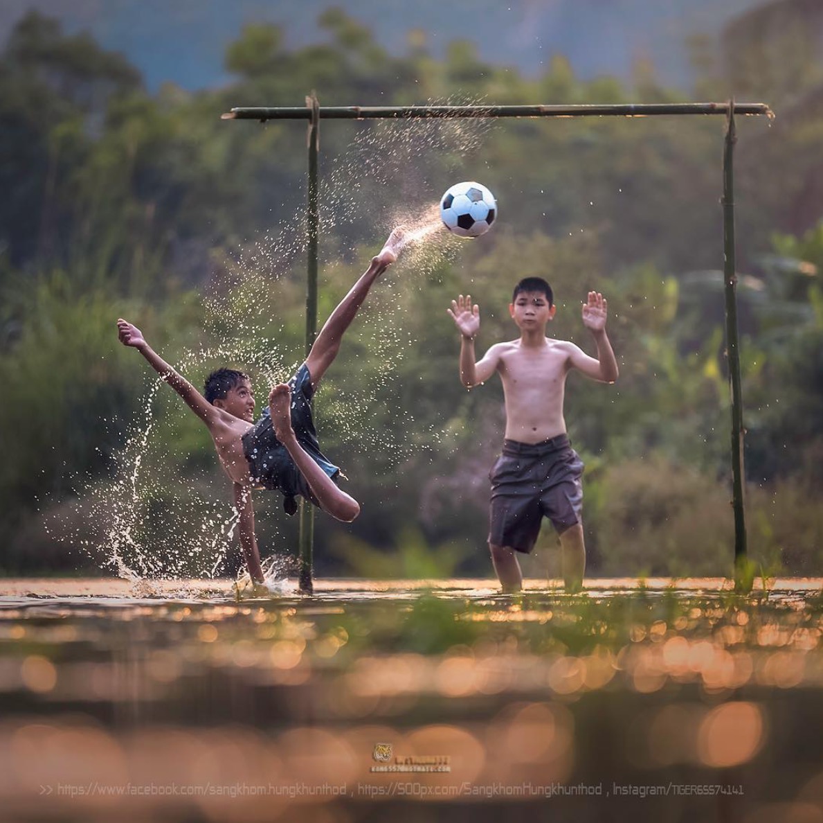 1189x1188, 269 Kb / футбол, мяч, ворота, дети, мальчики, брызги, игра, удар, угловой