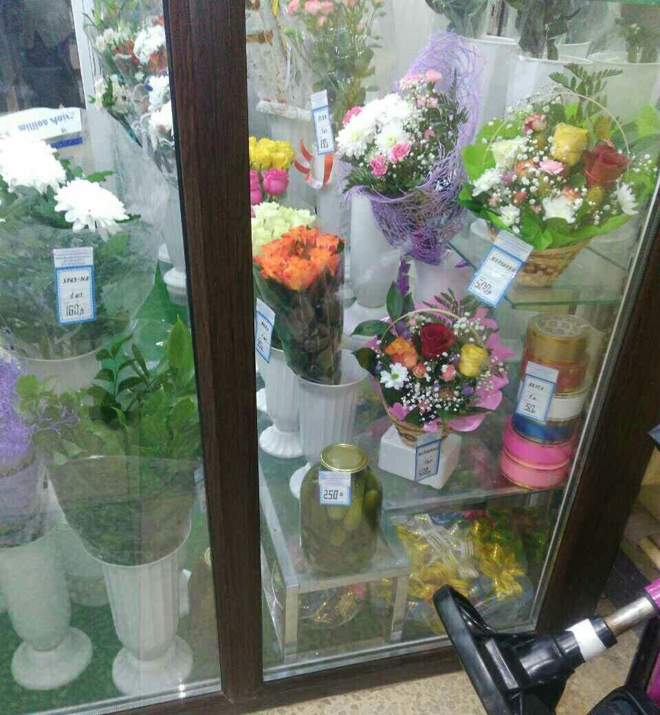 960x1040, 135 Kb / цветы, витрина, букет, банка, огурцы