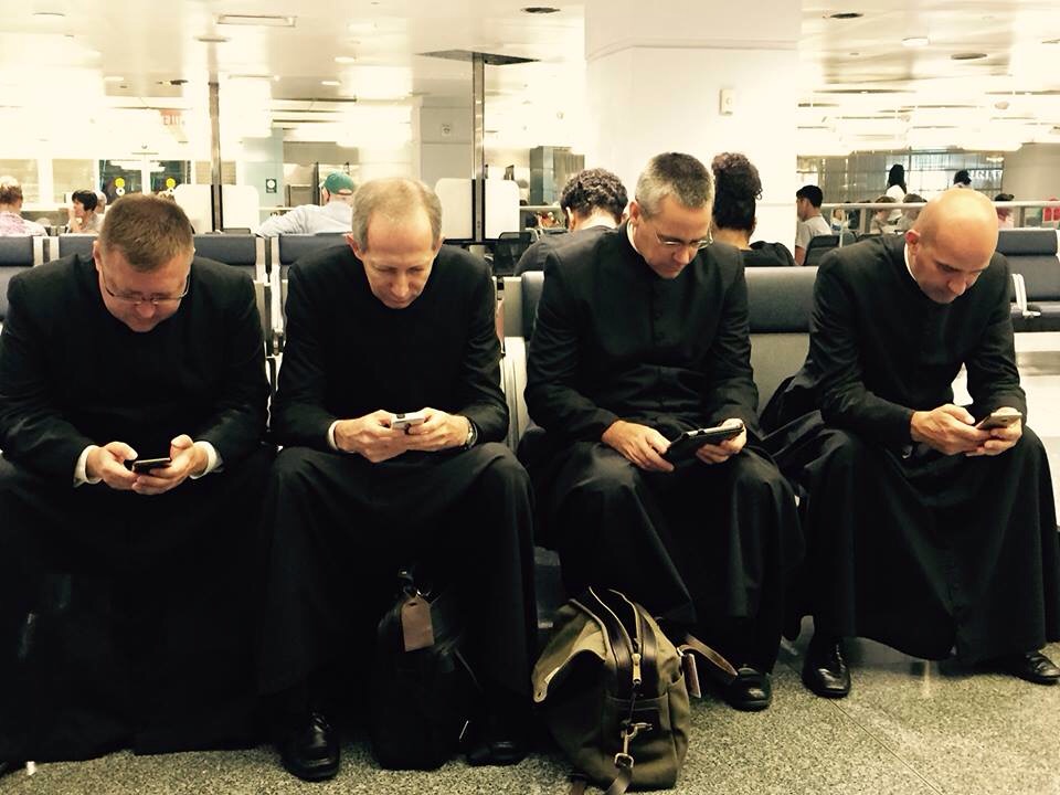 960x720, 127 Kb / священники, телефоны, планшет, сумка, вокзал