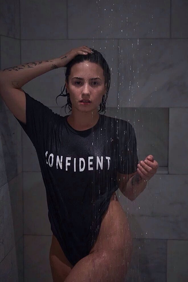 660x990, 101 Kb / душ, брызги, девушка, тату, футболка, надпись, уверена