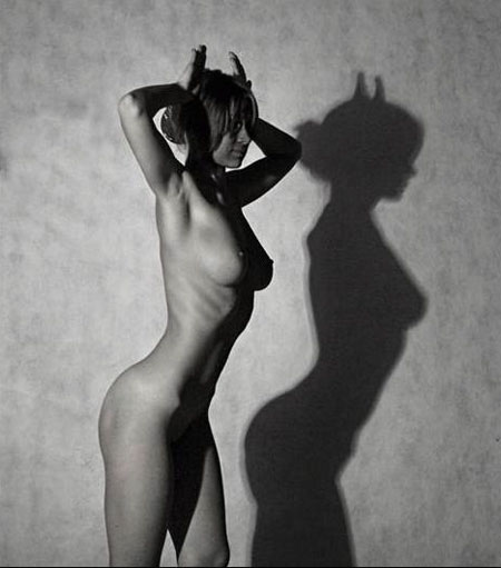 450x511, 33 Kb / тень, рожки, ч/б