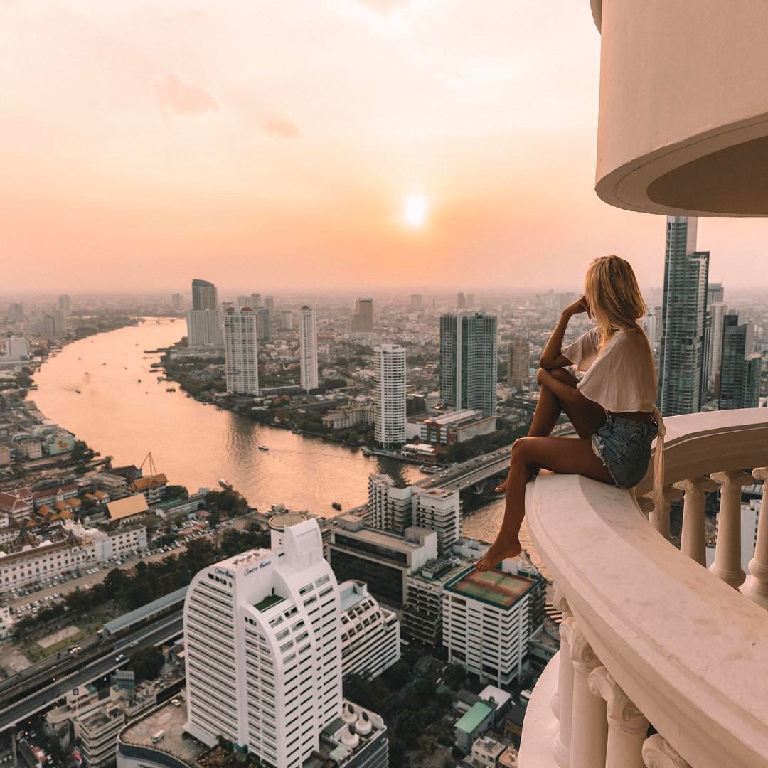 1080x1080, 235 Kb / город, девушка, солнце, балкон, река, блондинка, Бангкок