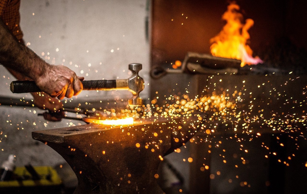 1280x811, 272 Kb / кузнец, наковальня, молот, искры