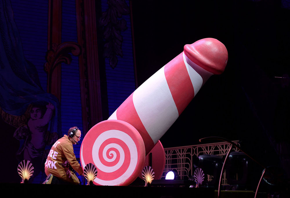 1000x683, 120 Kb / сцена, декорации, прожектор, техник, шоу, член, Монти Пайтон