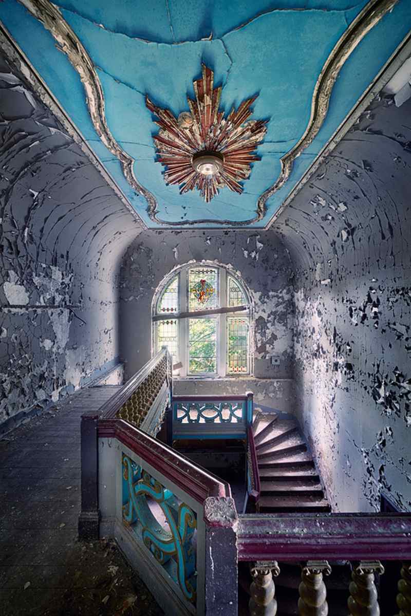 800x1199, 98 Kb / лестница, ступени, перила, окно, балясины, витраж, розетка, заброшенное, абандон