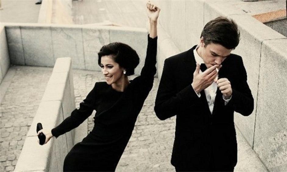 941x565, 58 Kb / мужчина, женщина, курит, черное, радость