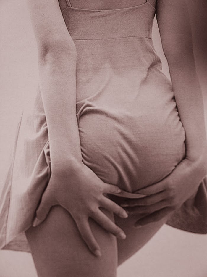 700x936, 56 Kb / ч/б, попа, платье, придерживает