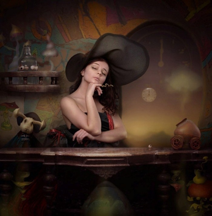 700x713, 74 Kb / женщина, шляпа, стол, часы