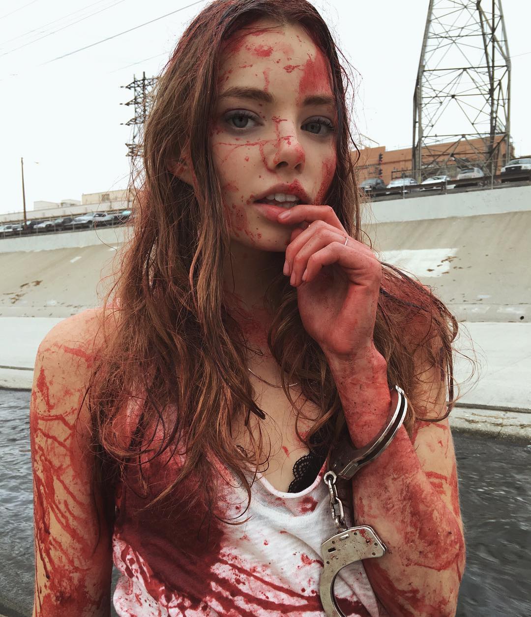 1080x1253, 191 Kb / девушка, кровь, клип, kristine froseth, false alarm