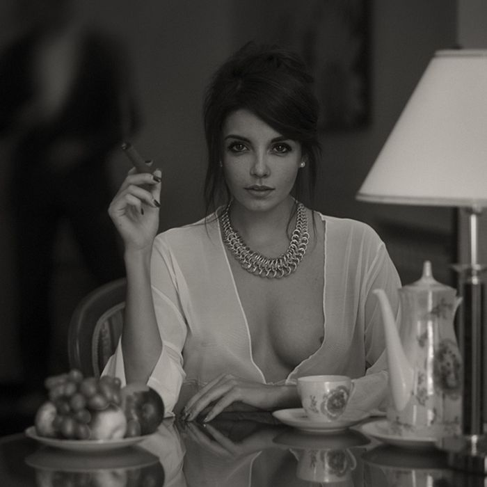 700x700, 41 Kb / сигара, смотрит, ожерелье, фрукты, ч/б