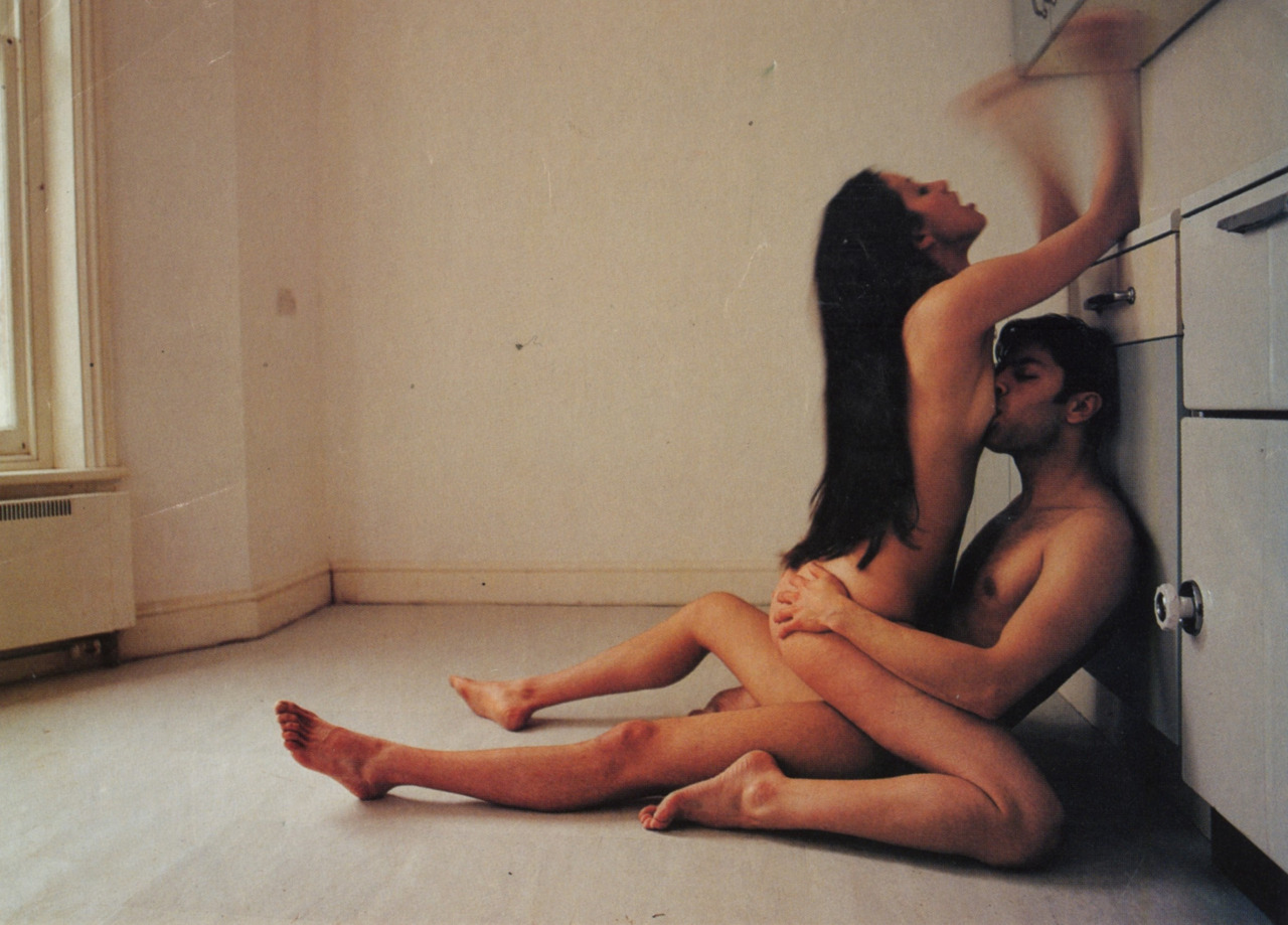 1280x919, 295 Kb / секс, сидя, брюнетка, шкафчики, окно, батарея