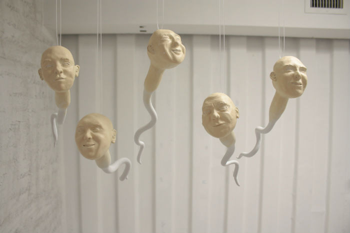 700x466, 30 Kb / сперматозоиды, лица, веревочки, стена