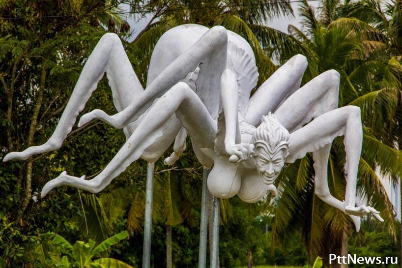 818x545, 92 Kb / Арахна, сиськи, деревья, скульптура