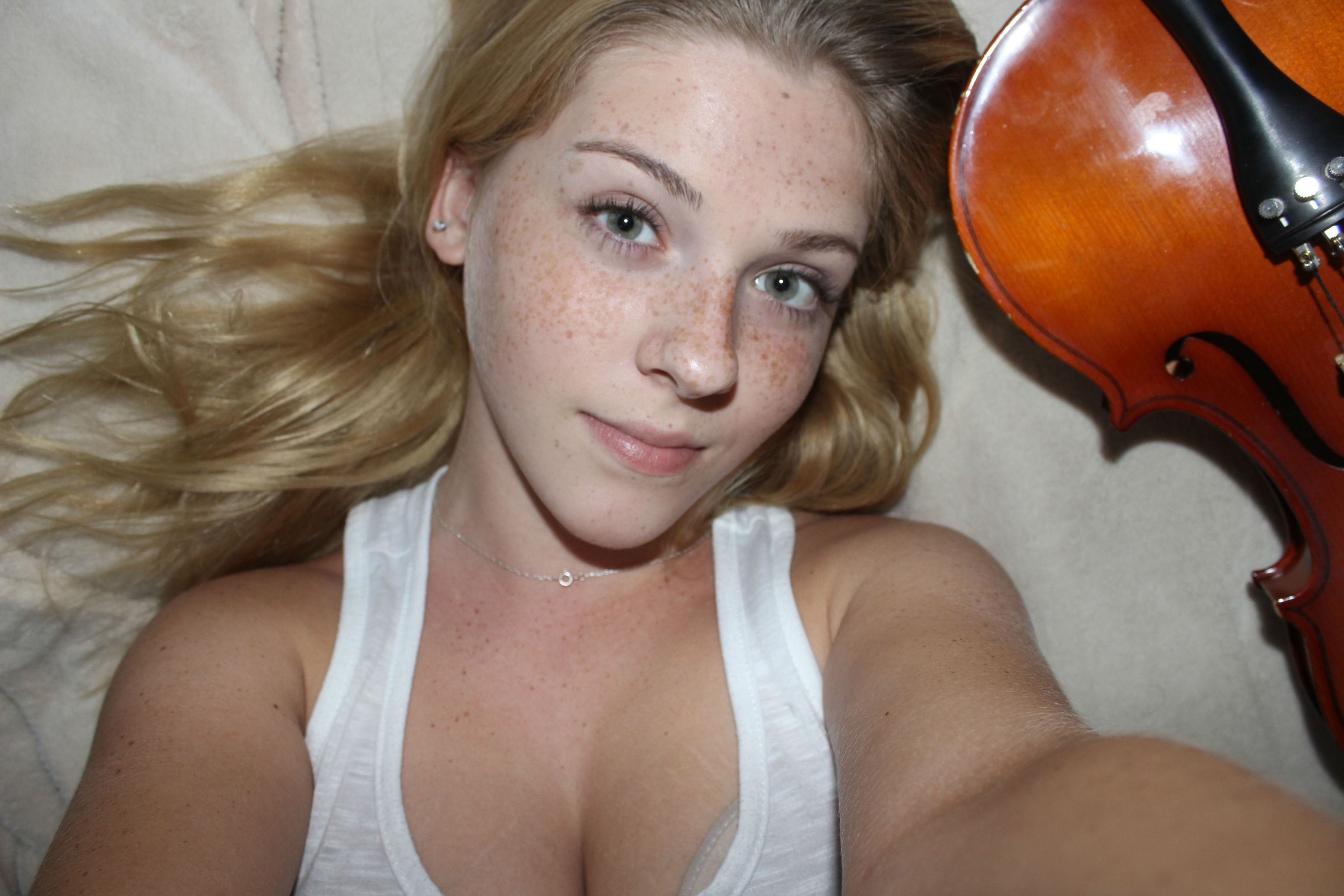 3110x2073, 434 Kb / веснушки, блондинка ,майка, скрипка