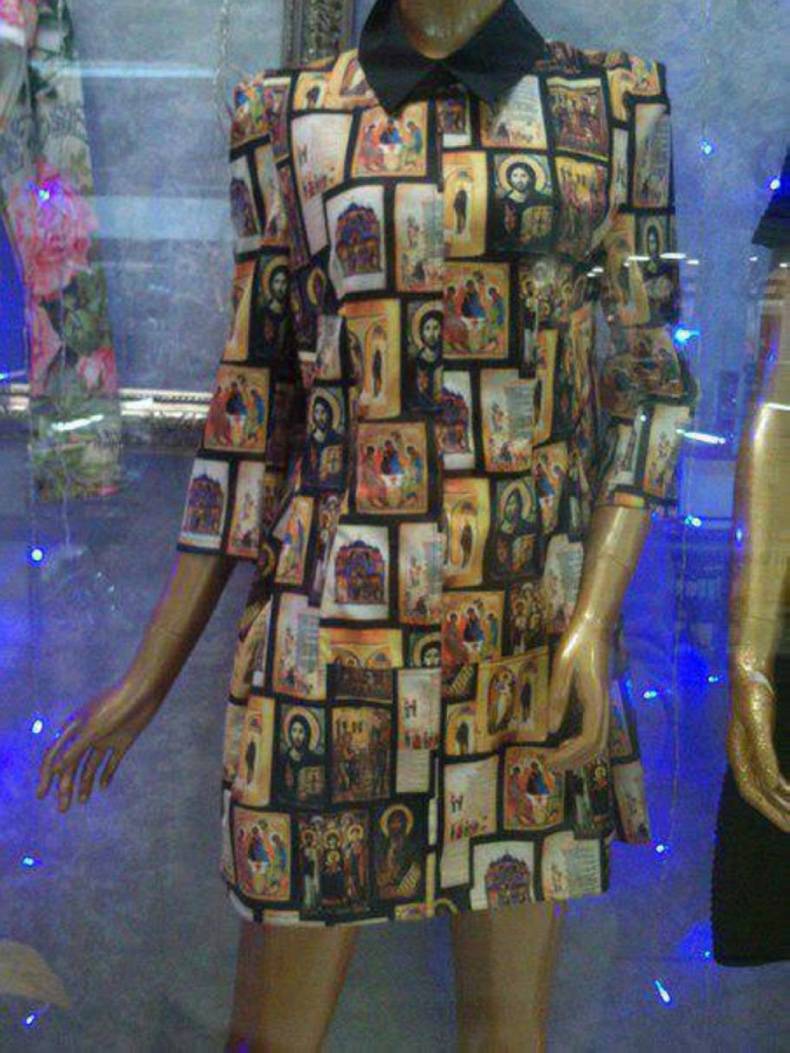 790x1053, 106 Kb / платье, иконы, манекен, витрина, гирлянда