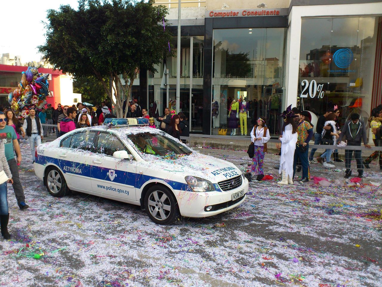 1280x960, 348 Kb / полиция, карнавал, лимасол, кипр, конфетти