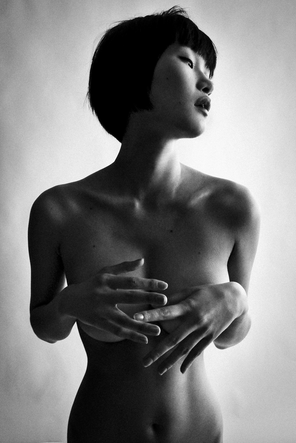 1001x1500, 483 Kb / Азиатка, каре, пальцы, ч/б