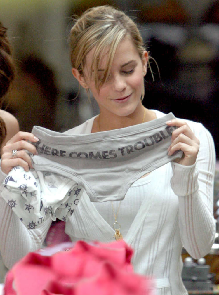 750x1010, 144 Kb / эмма уотсон, трусы, улыбка, надпись