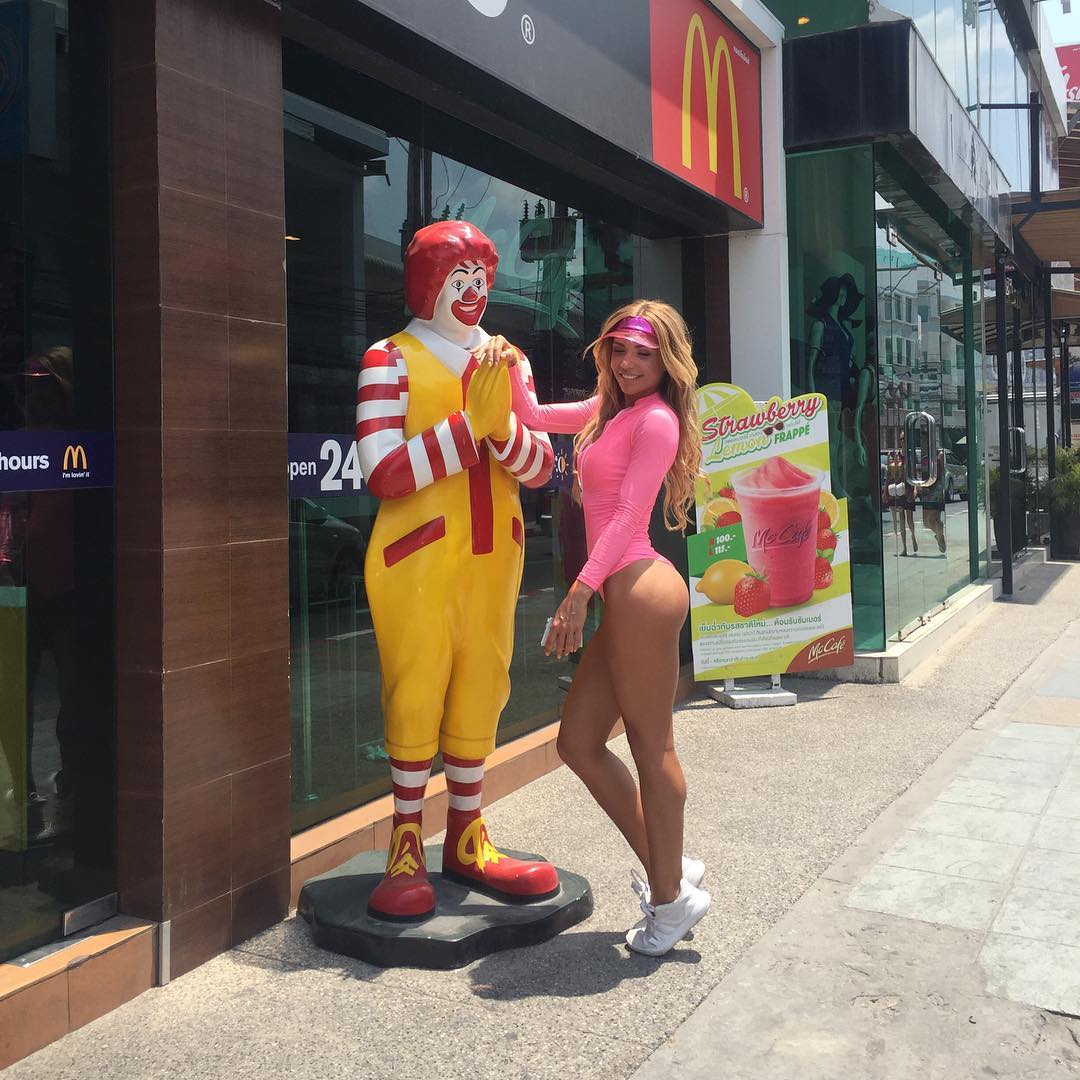 1080x1080, 148 Kb / макдональдс, рональд макдональд, блондинка, розовое, козырек