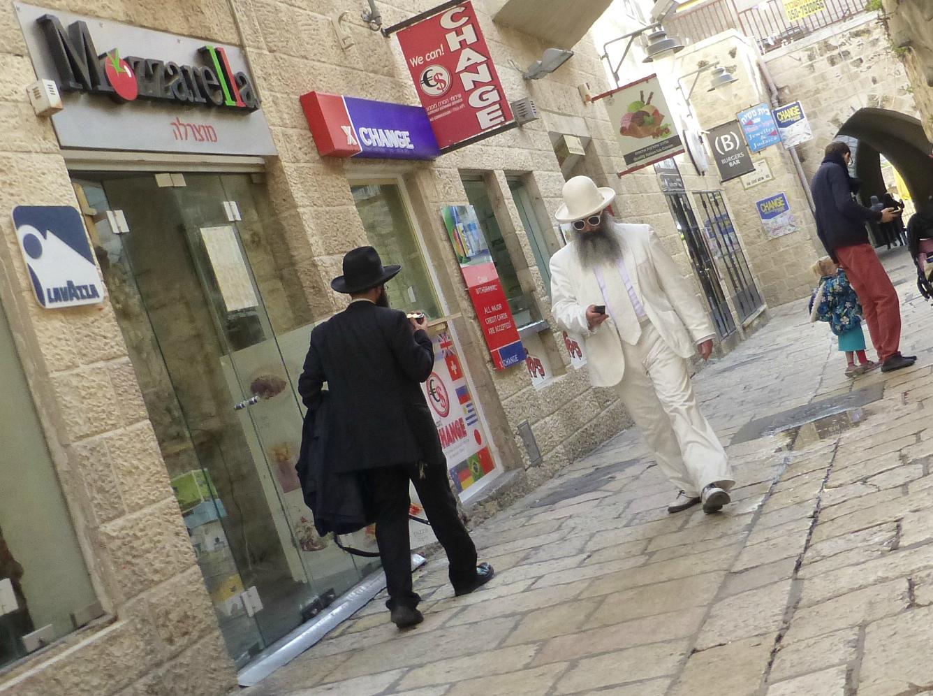 1336x996, 220 Kb / инь, янь, израиль, улица, шляпа, костюм, борода