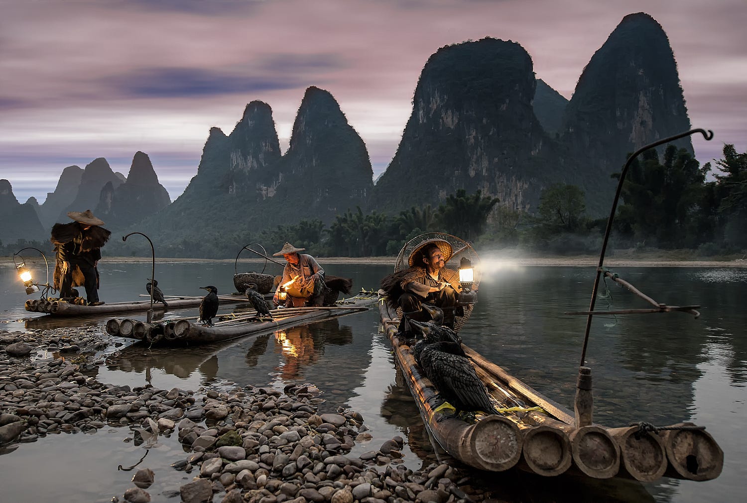 1500x1011, 217 Kb / скалы, река, мужчины, рыбаки, плоты, камни, птицы, светильники, китай