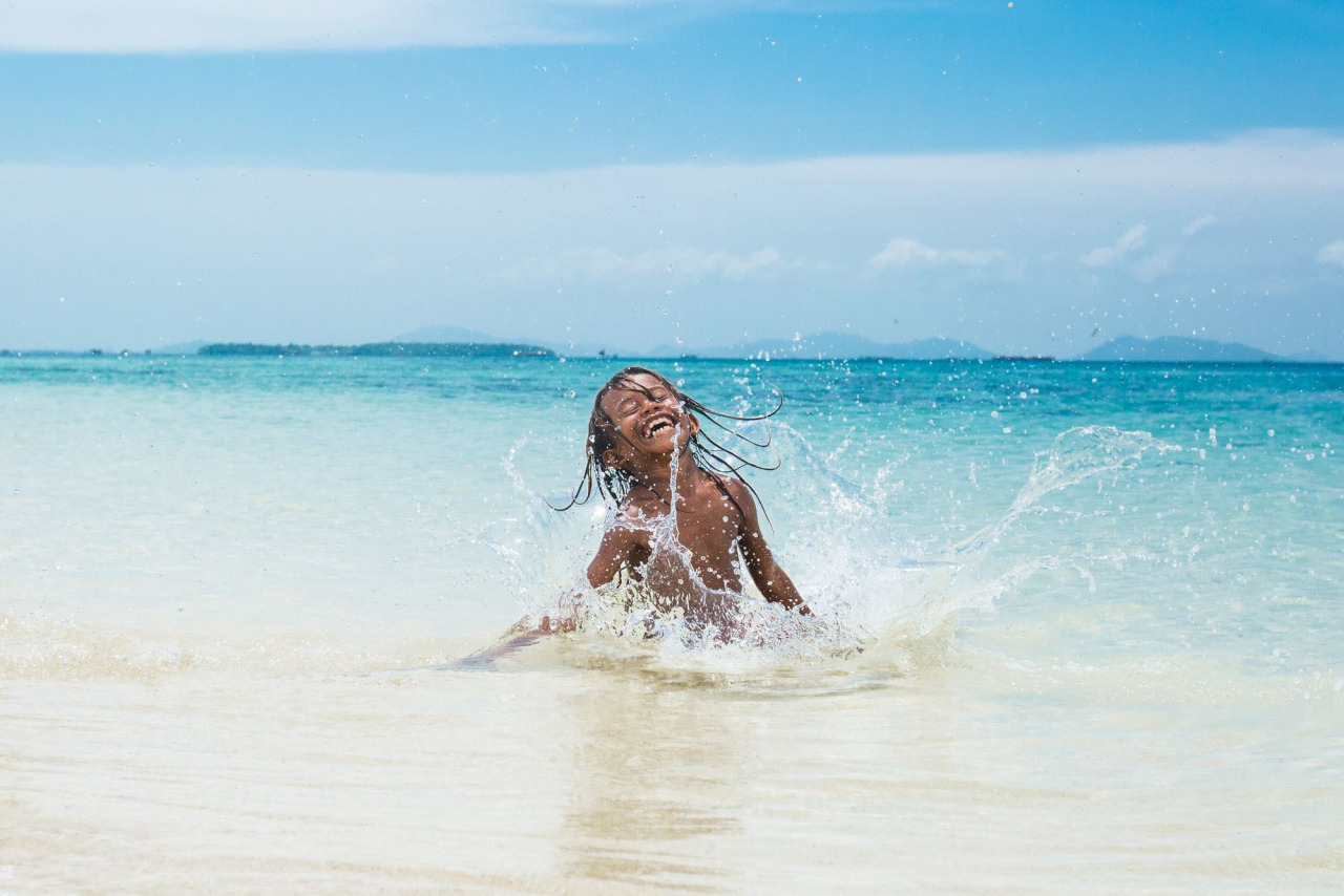 1280x854, 246 Kb / мальчик, океан, брызги, смех