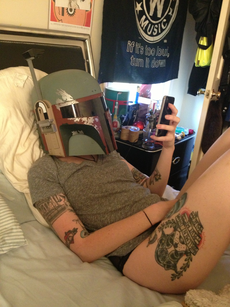 960x1280, 293 Kb / дверь, кровать, тумбочка, шлем, майка, телефон, тату