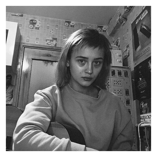 640x640, 104 Kb / девушка, кухня, гитара