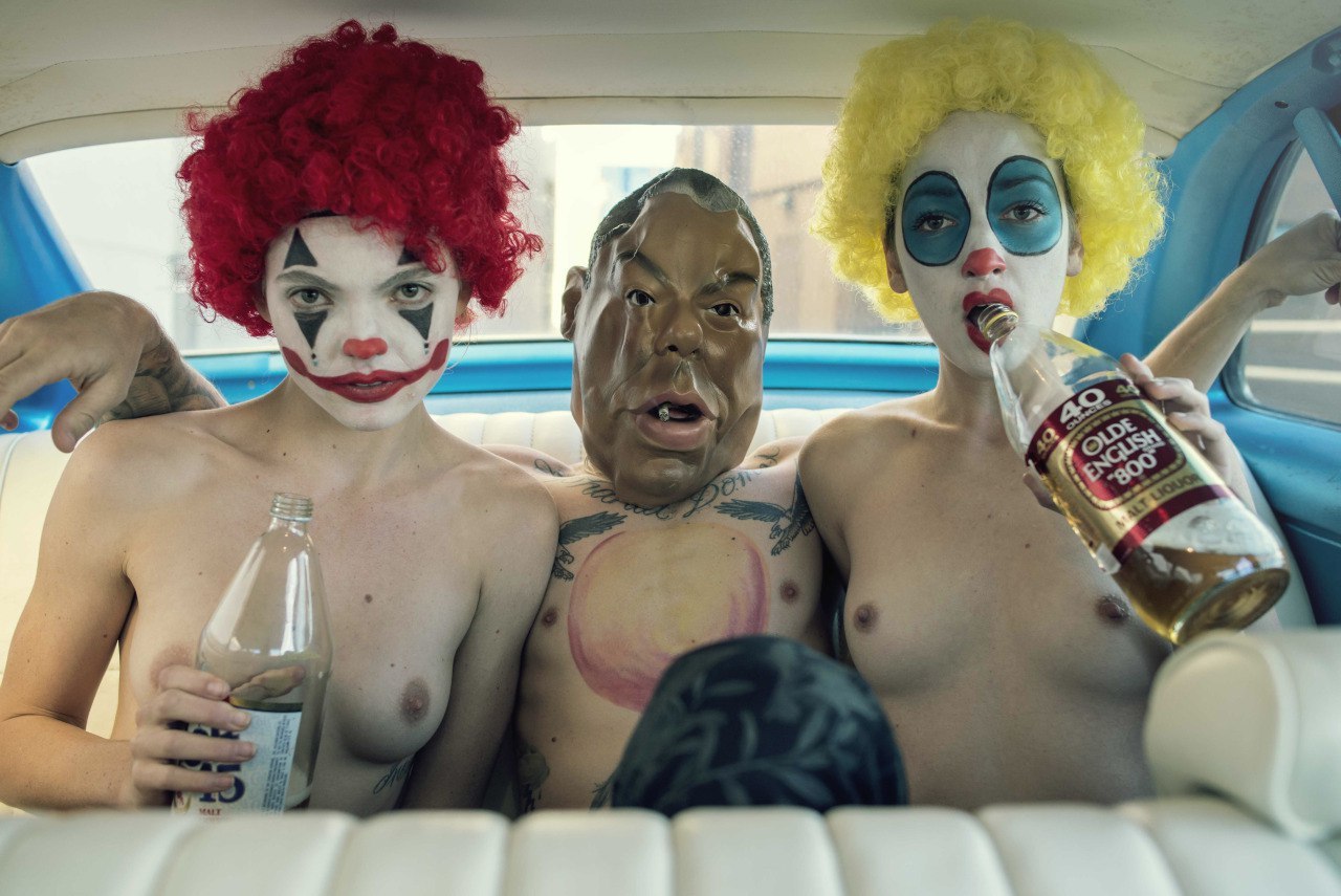 1280x855, 182 Kb / сиськи, клоуны, маска, автомобиль, выпивка, бутылка